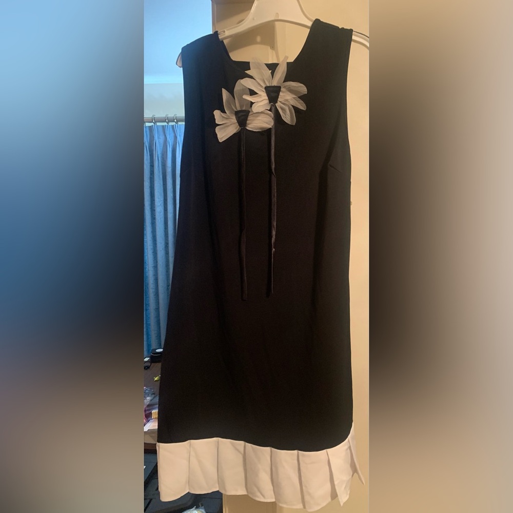 🖤🖤PLUS SIZE SHEIN 4X FLIRTY LITTLE BLACK DRESS WITH TIE AT THE NECK.